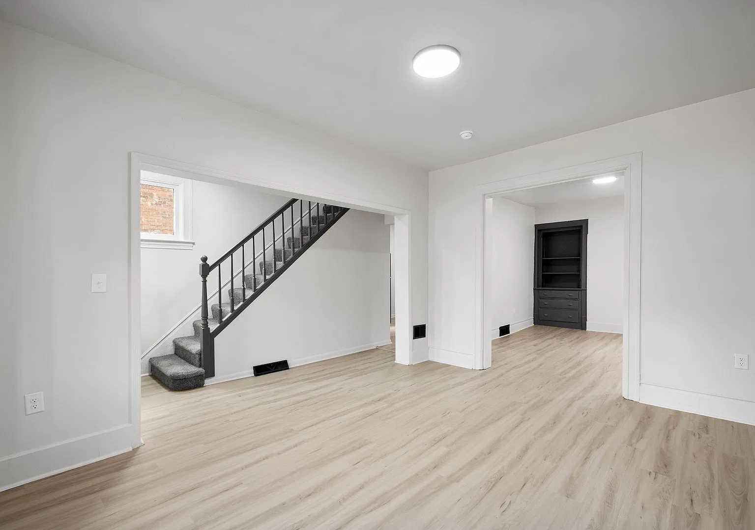 Stunning 3 bedroom home in McKees Rocks available November 1! — Photo 3