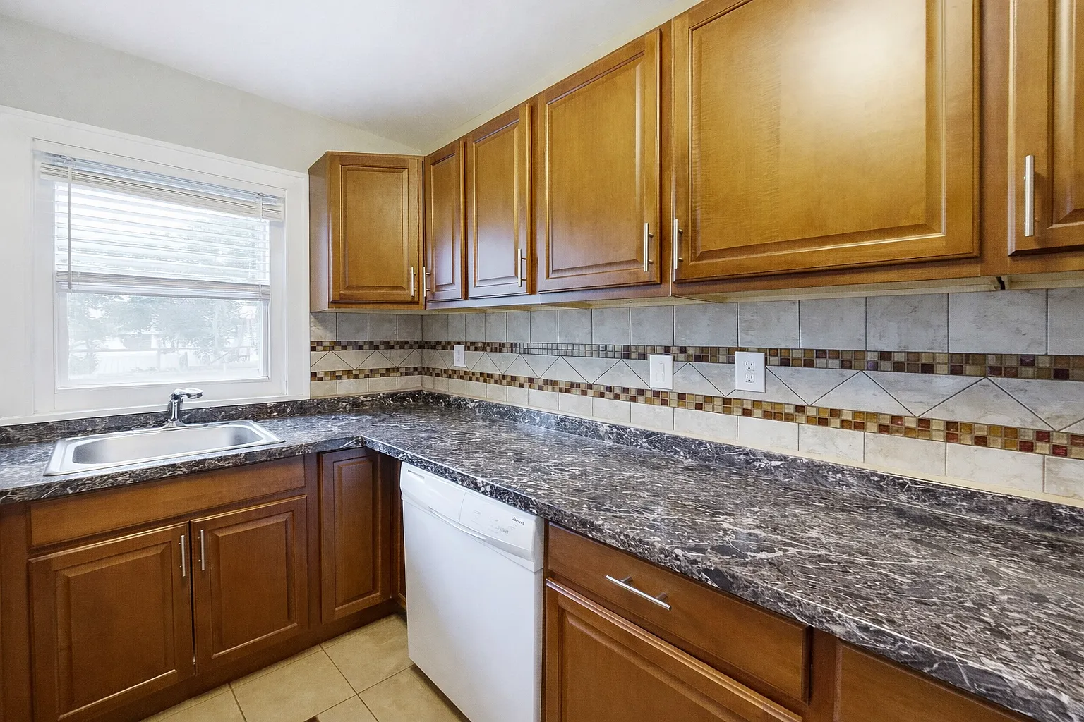 806 5th St SE — Photo 3