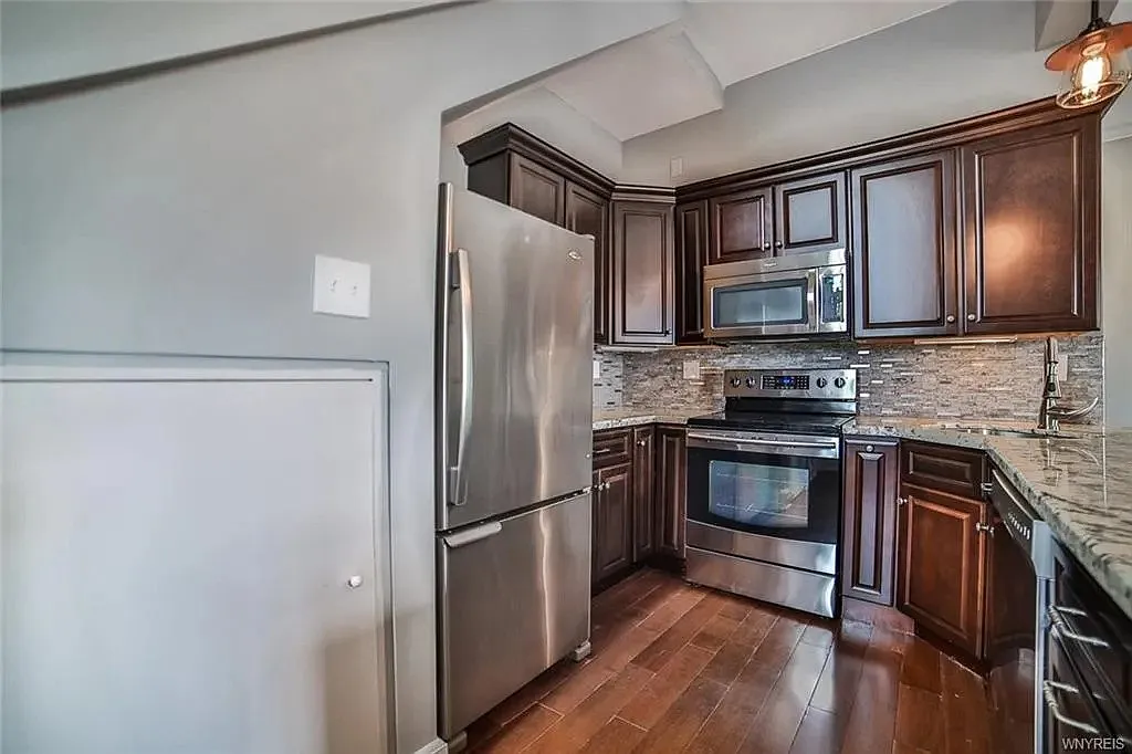 125 Edward St — Photo 2