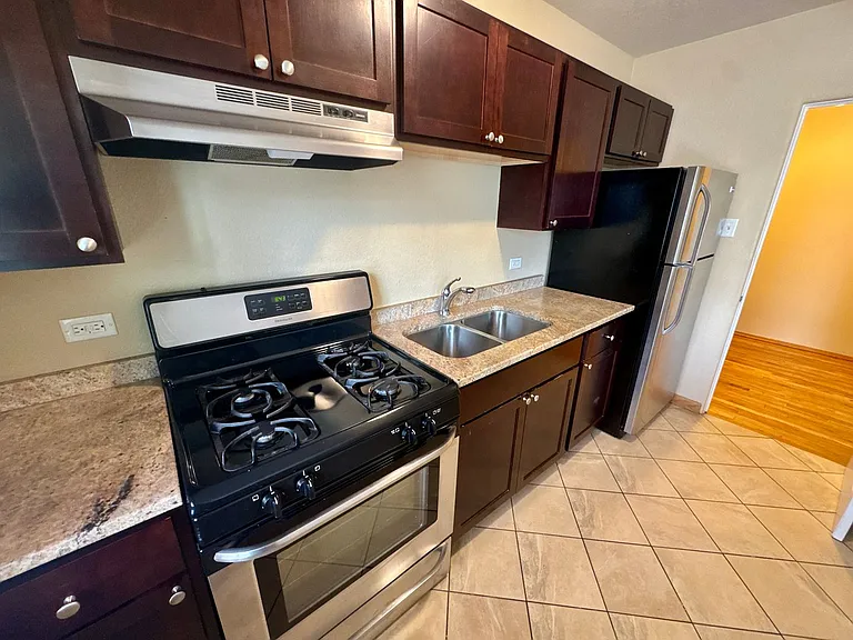 Poplar Apartments — Photo 12