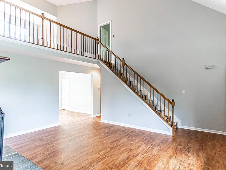 121 Nottingham Ct — Photo 6