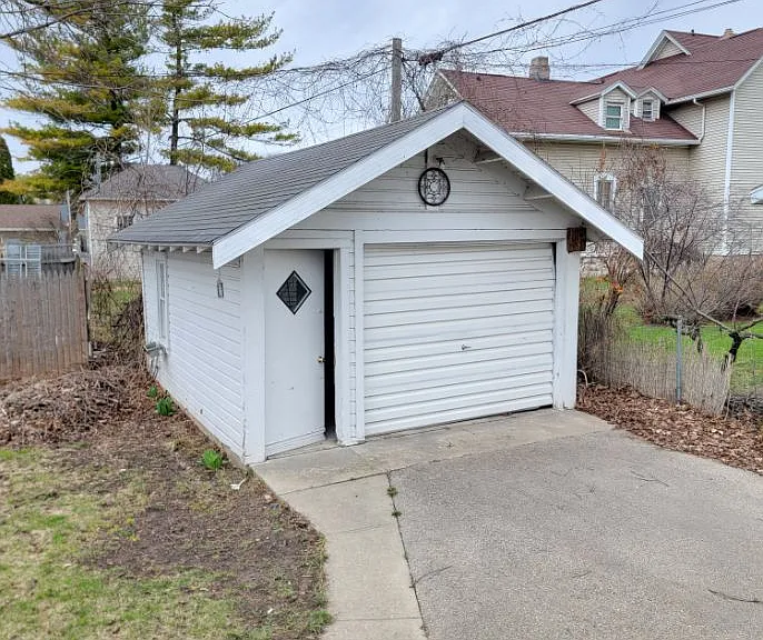 683 Grand St — Photo 12
