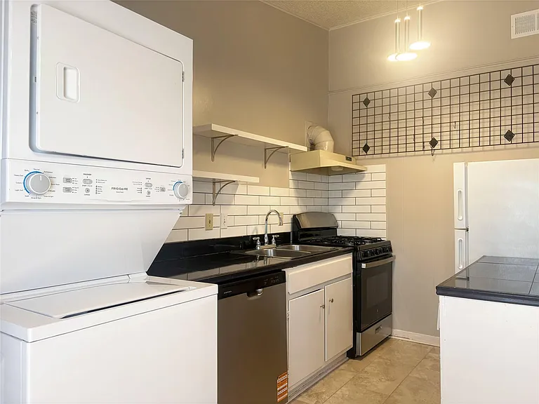 600 W 51st St #103 — Photo 6