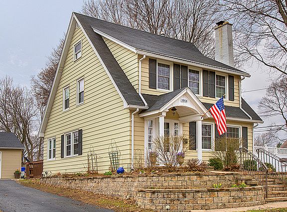 2nd image of 1014 E Willow Ave