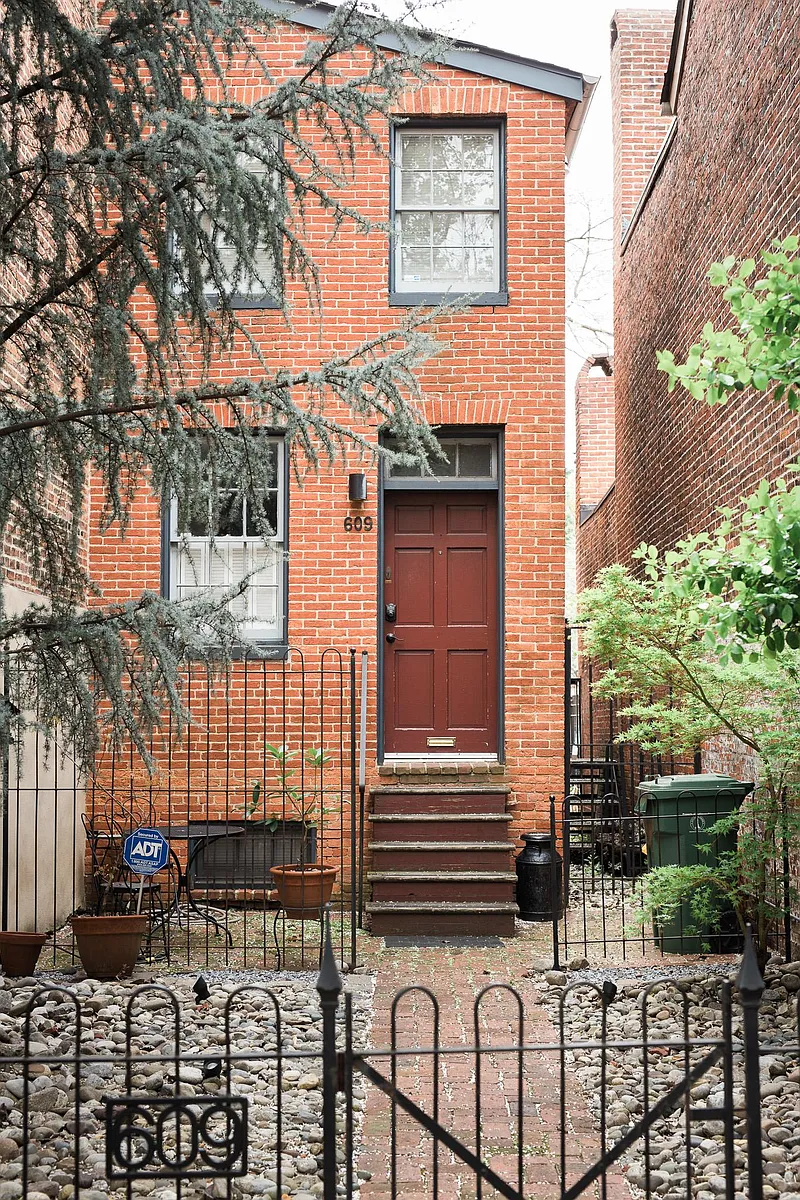 Building Photo - 609 S Paca St