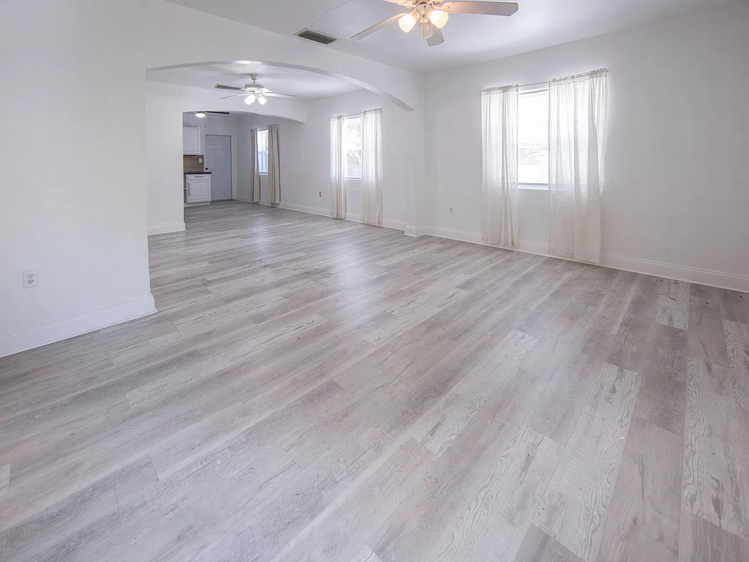 3 bed, 1.0 bath, 1147 sqft, $2,500 — Photo 4