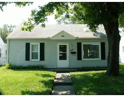 225 Edgar St E photo 1