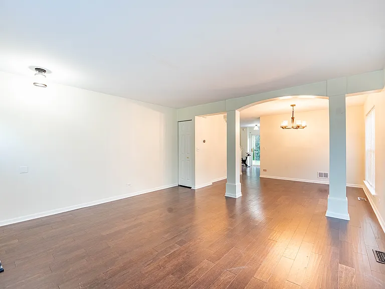 965 Summerhill Dr — Photo 2