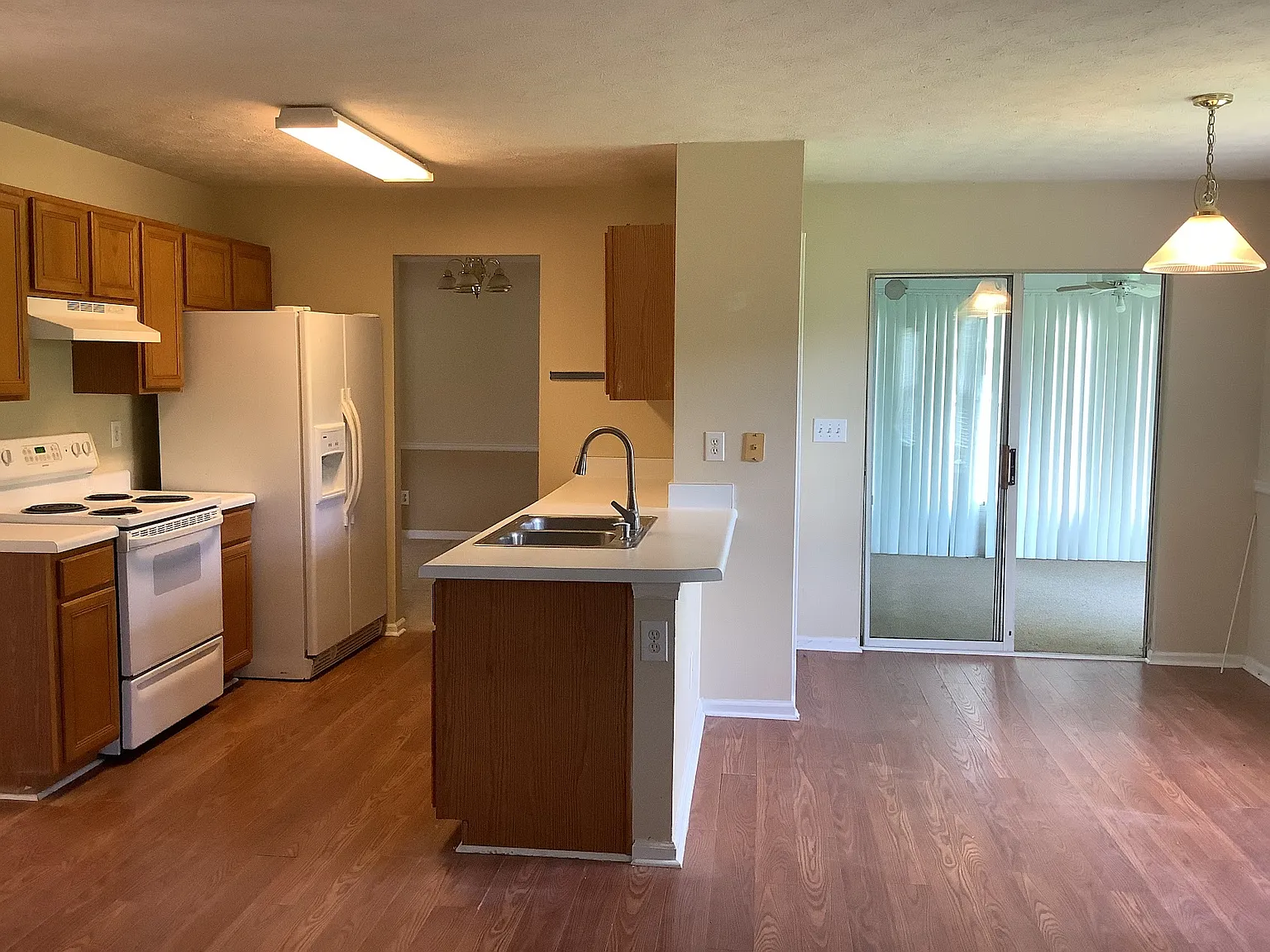 3 bed, 2.5 bath, 2568 sqft, $1,950 — Photo 3