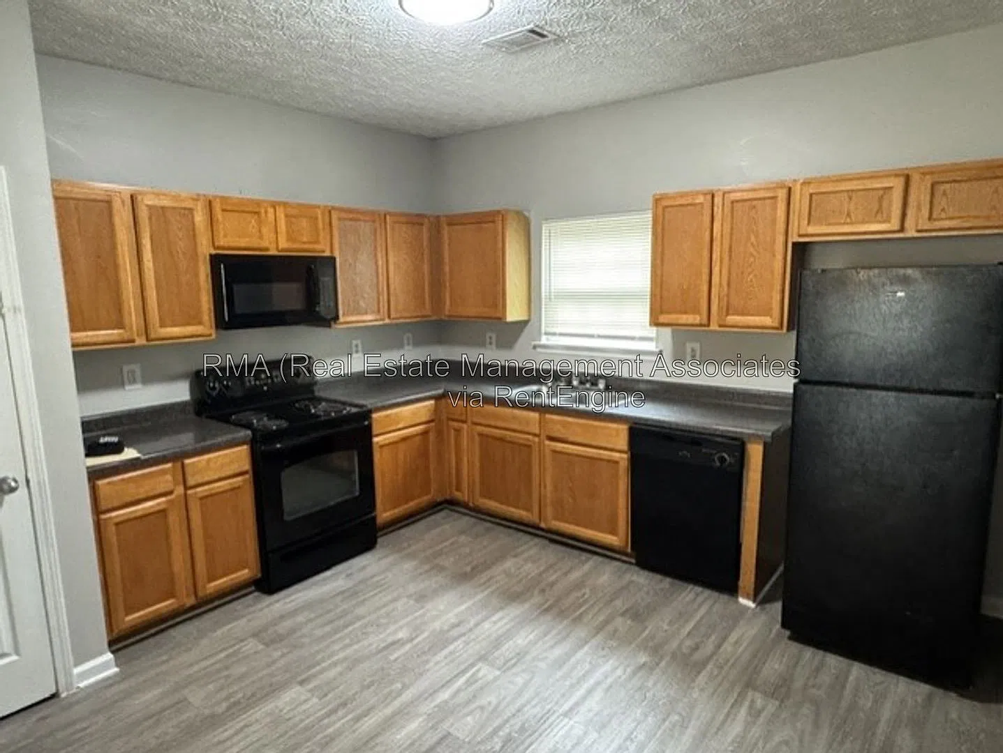 3 bed, 2.5 bath, 1377 sqft, $1,325 — Photo 4