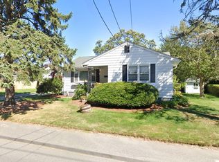 8 Buttonwood St, Bristol, RI 02809