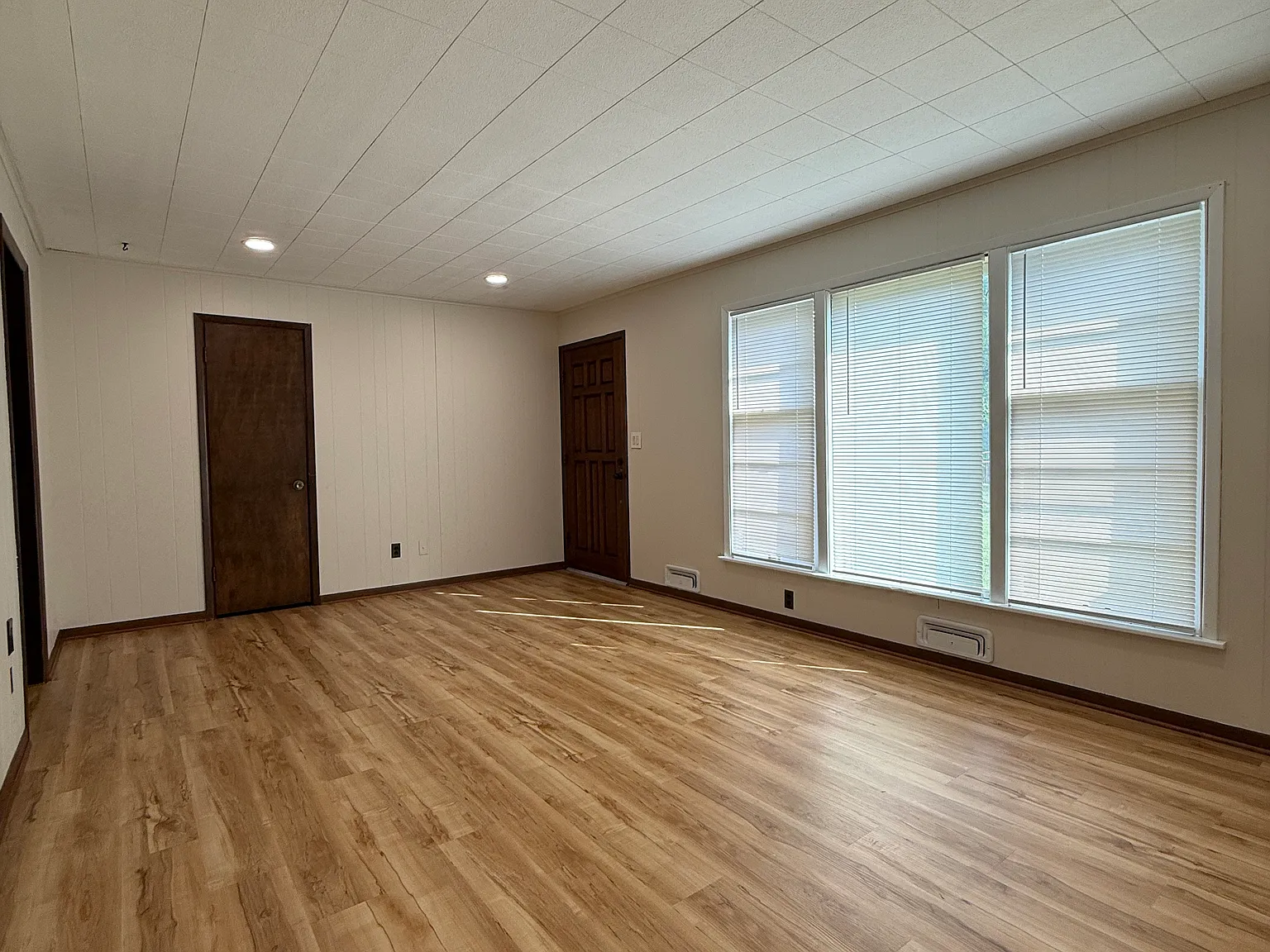 3 bed, 1029 sqft, $1,200 — Photo 2