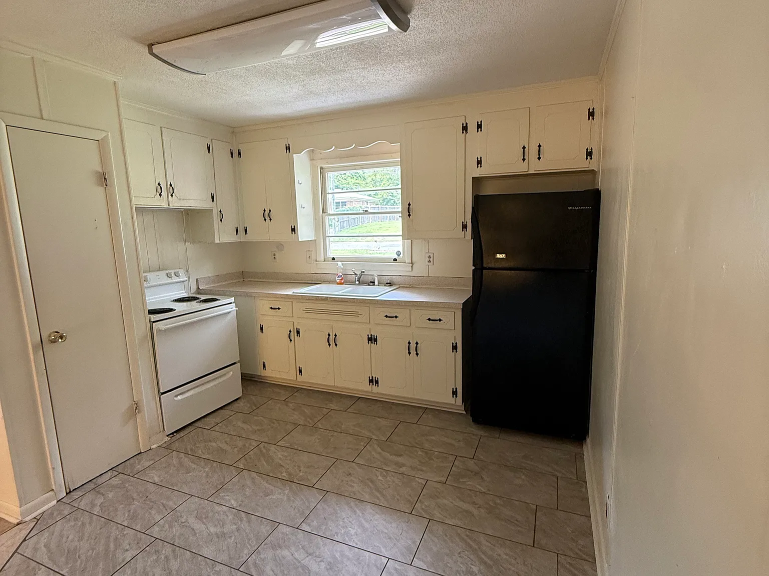 3 bed, 1200 sqft, $1,100 — Photo 3