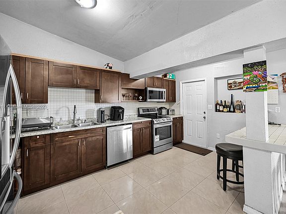 5th image of 17600 NE 5th Ct