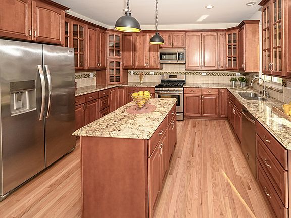 5th image of 623 E Thornhill Ln
