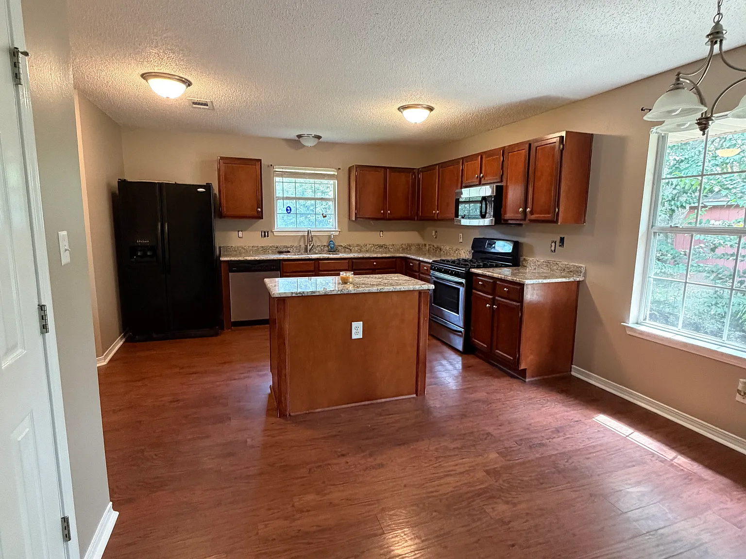 3 bed, 2162 sqft, $2,050 — Photo 3