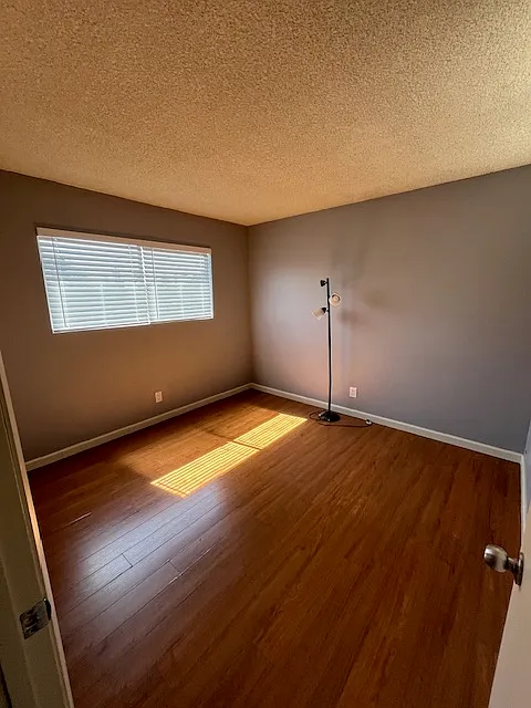 3 bed, 950 sqft, $2,500 — Photo 3
