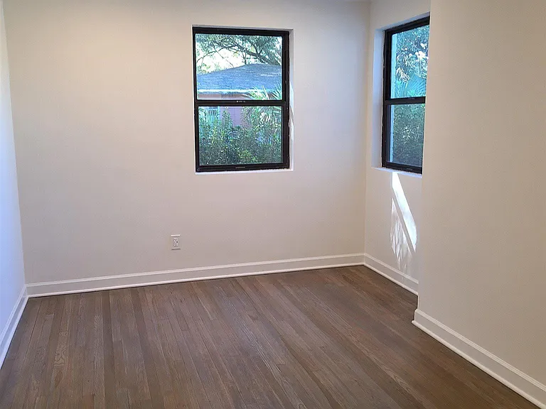 1301 W Lee St — Photo 12
