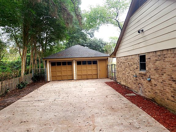 2nd image of 12318 Oak Plaza Dr