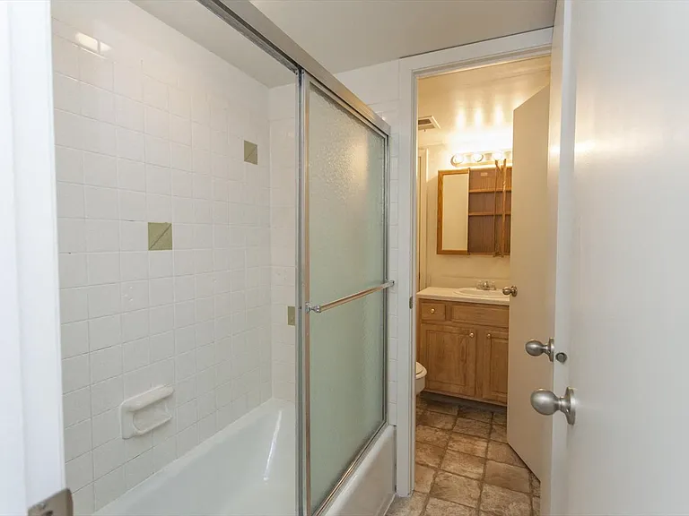 Montclair Place — Photo 31