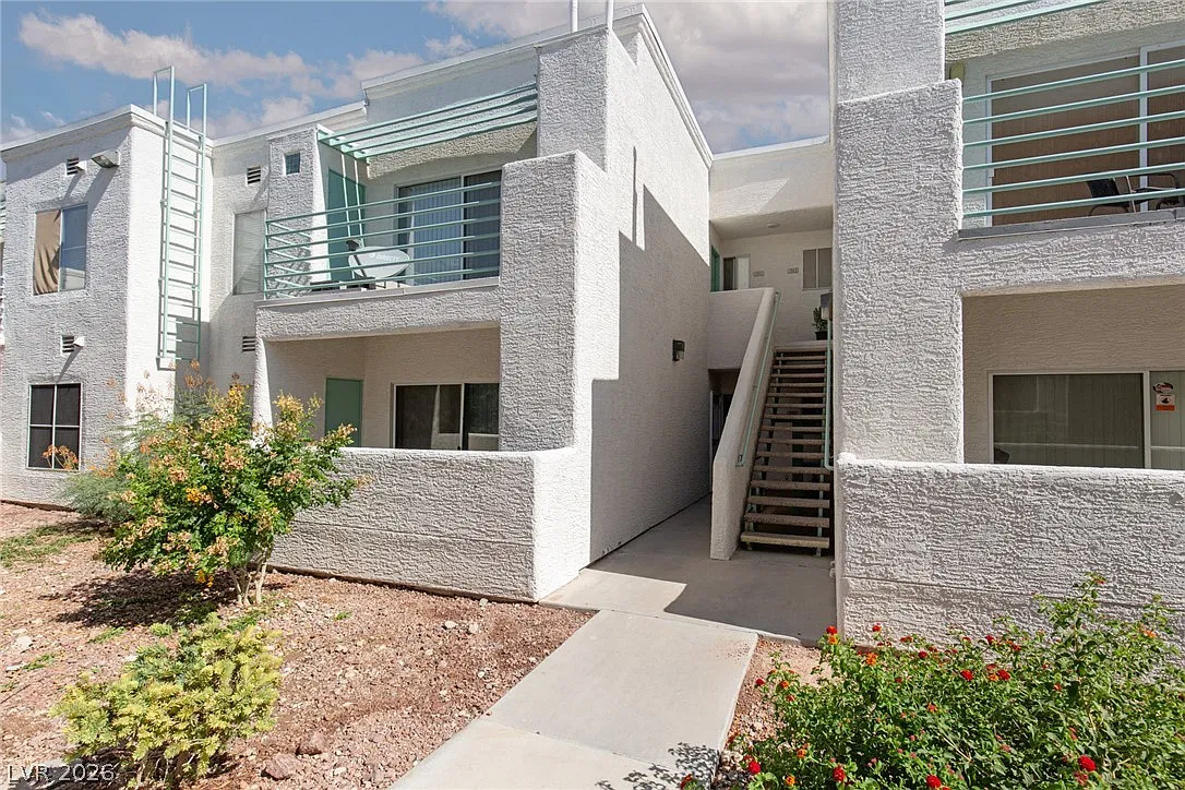 1 bed, 1.0 bath, 711 sqft, $1,050 — Photo 1