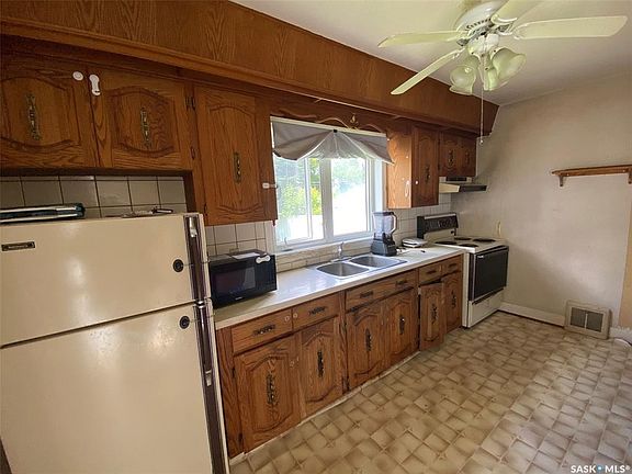 3rd image of 216 Maple AVENUE
