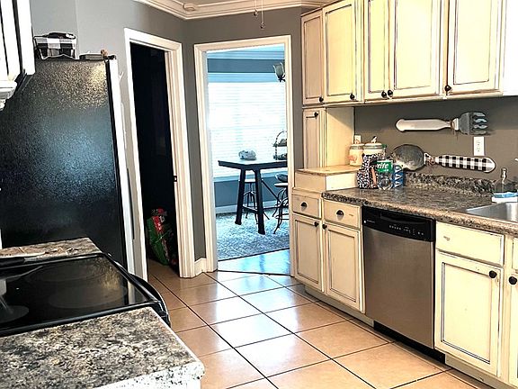 5th image of 190 Edinborough Dr