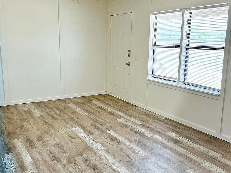 620 W Avenue B — Photo 9
