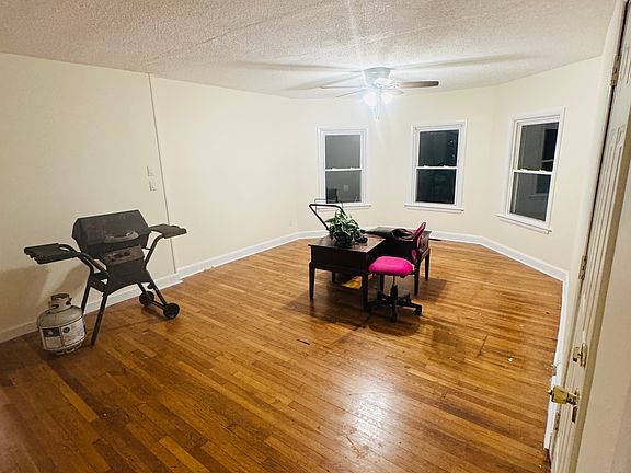 4th image of 631 Center St