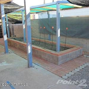 Raised garden bed
