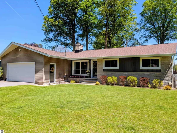 704 Green Acres St, Bellaire, MI 49615