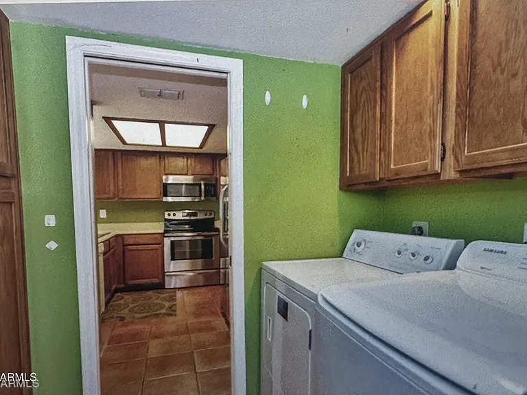 33 E Beck Ln — Photo 15