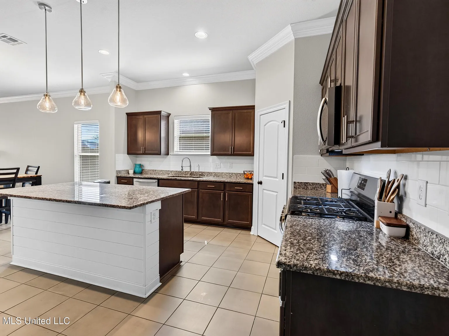 4 bed, 3.0 bath, 2097 sqft, $2,150 — Photo 3