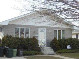 8 Marina Rd, Island Park, NY 11558