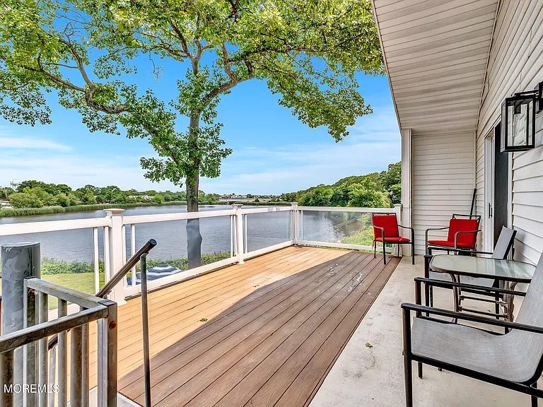 637 Beacon Blvd — Photo 17