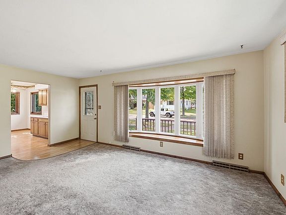 5th image of 1018 2nd Ave W