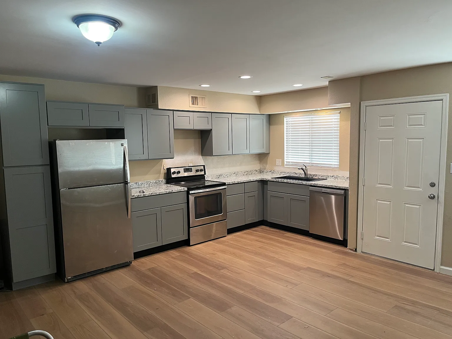 3 bed, 1130 sqft, $1,900 — Photo 1