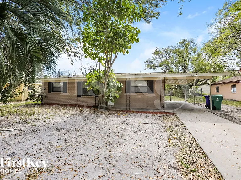 1030 Maxey Dr — Photo 1