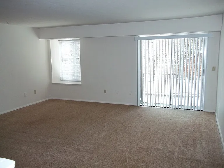 Windsor Gardens Apartments — Photo 38