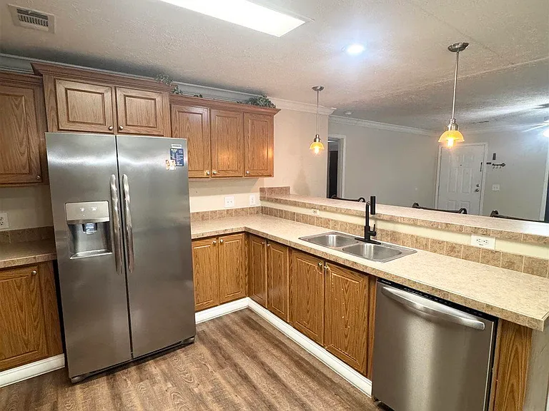 1002 Mills Ave — Photo 10