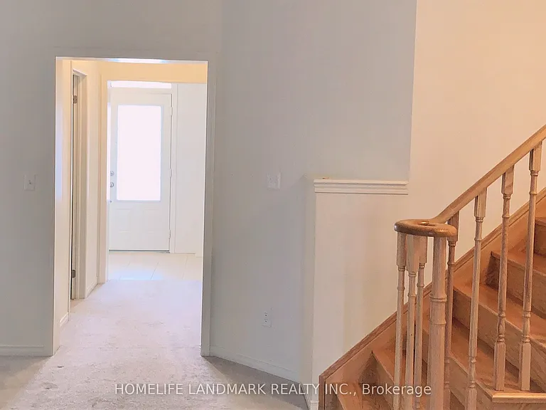 2356 Equestrian Cres — Photo 4
