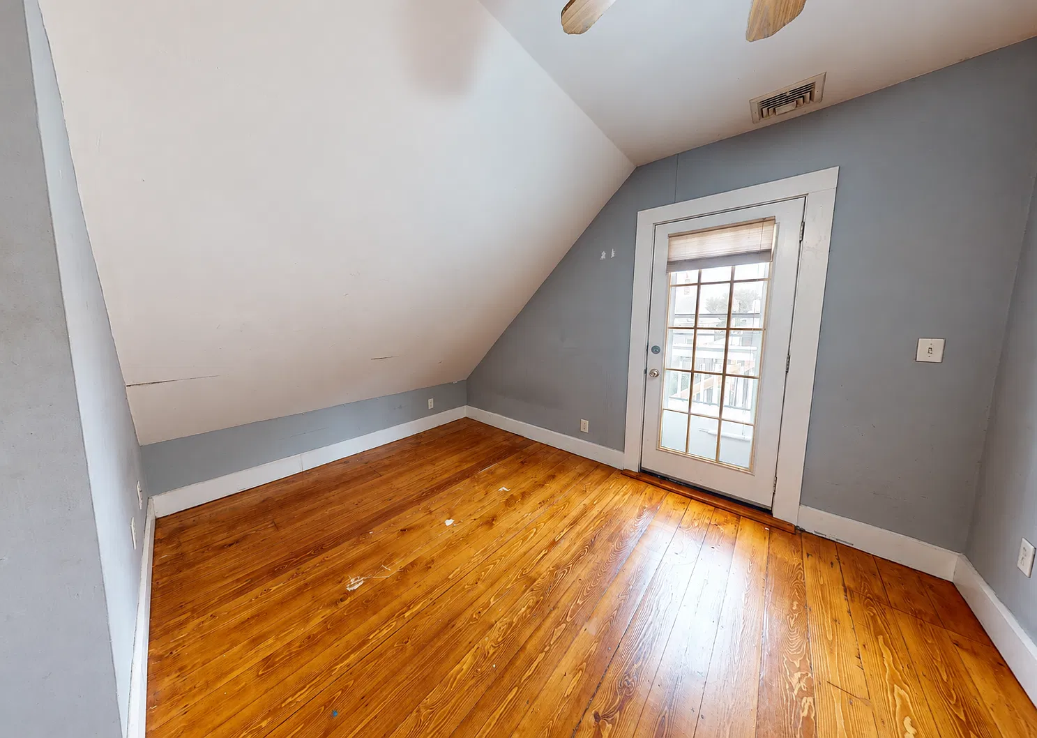 3 bed, 990 sqft, $5,895 — Photo 3