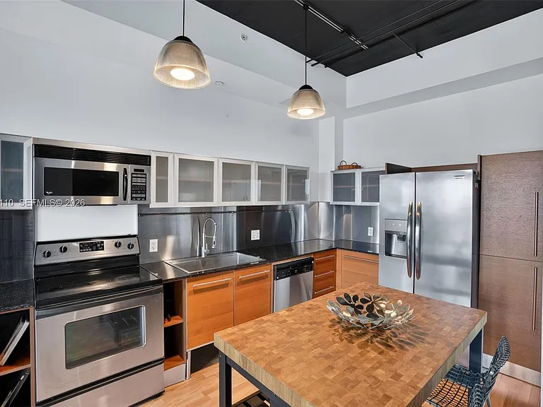 10 SW South River Dr #708 — Photo 4