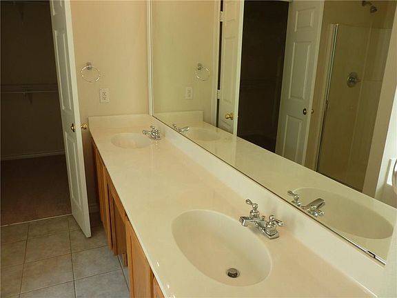 5th image of 5913 Meadowglen Dr