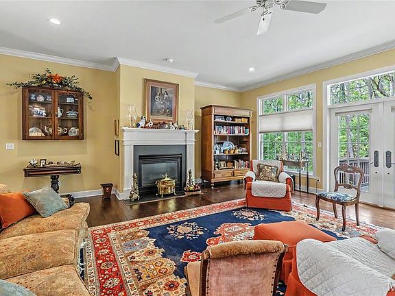 3rd image of 822 Oak Knoll Rd