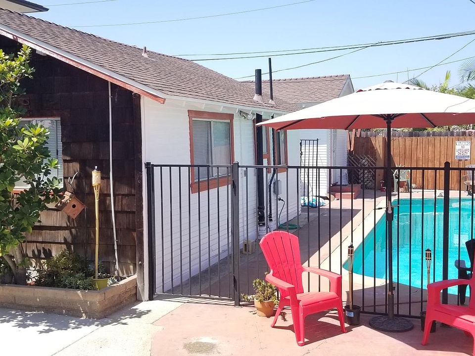 Entry to cottage and pool