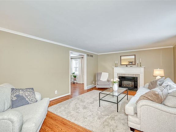 2nd image of 111 Knickerbocker Rd