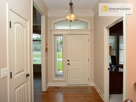5th image of 609 SW Wintergarden Dr