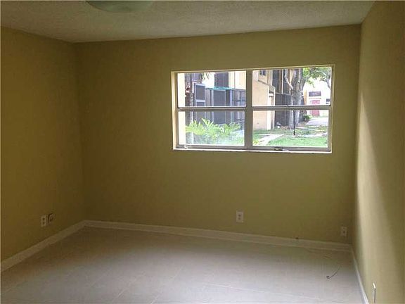 5th image of 4527 Treehouse Ln #B