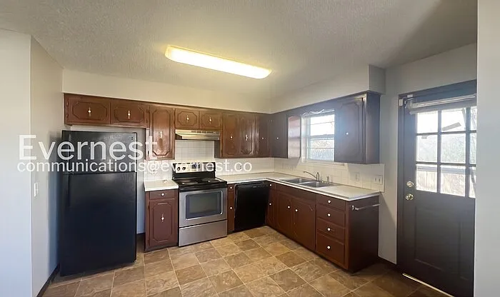3 bed, 2.0 bath, 1881 sqft, $1,525 — Photo 3